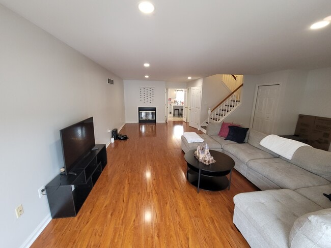 Building Photo - 2104 Harrison Ct