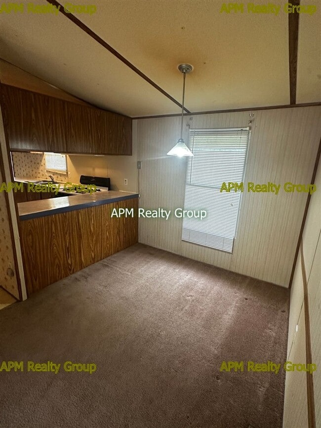 Building Photo - Private Country Feel Close to Downtown
