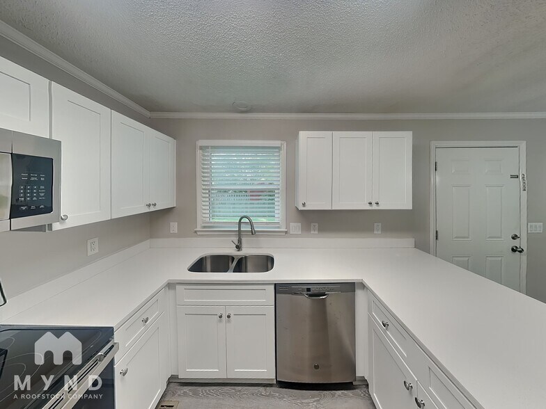 Building Photo - 907 Briar Ct