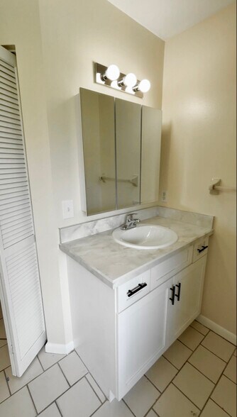 Building Photo - 3039 Queen Palm Dr