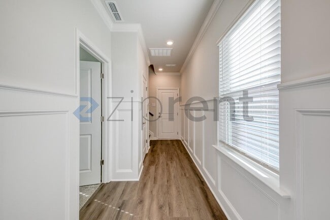 Building Photo - 1467 Hasse Ave