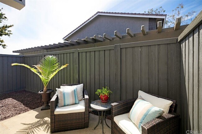 Building Photo - 323 Streamwood-