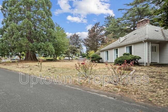 Building Photo - 9520 SW Cypress St