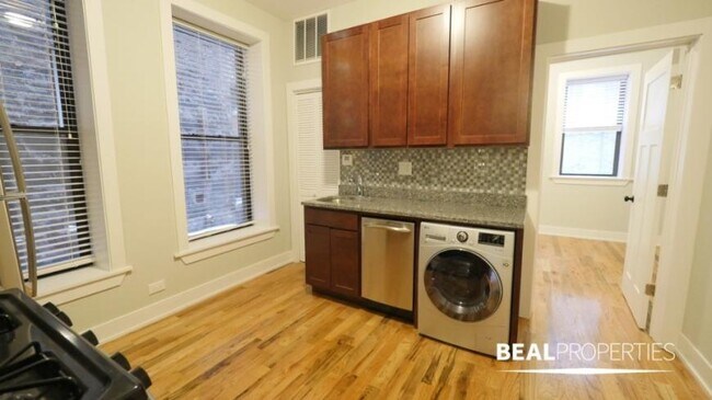 Building Photo - 3 bedroom in CHICAGO IL 60657