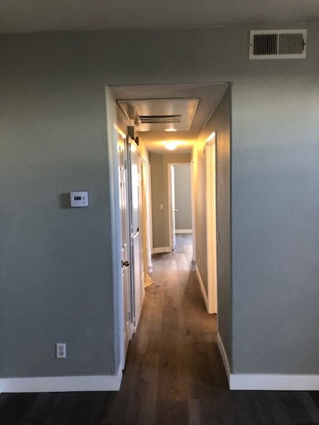 Building Photo - Beautiful 3 bedroom 2 bath Townhome across...