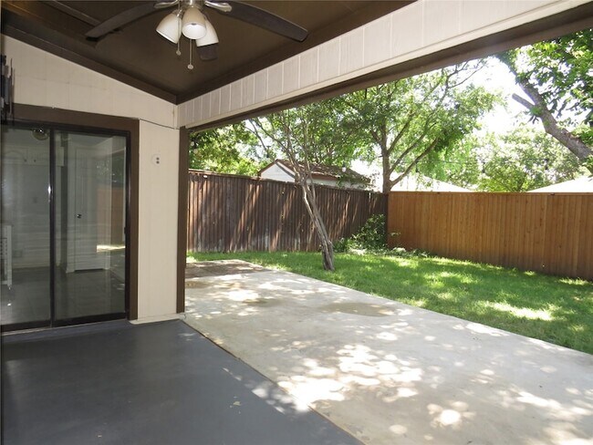 Building Photo - 2308 Crestmeadow St