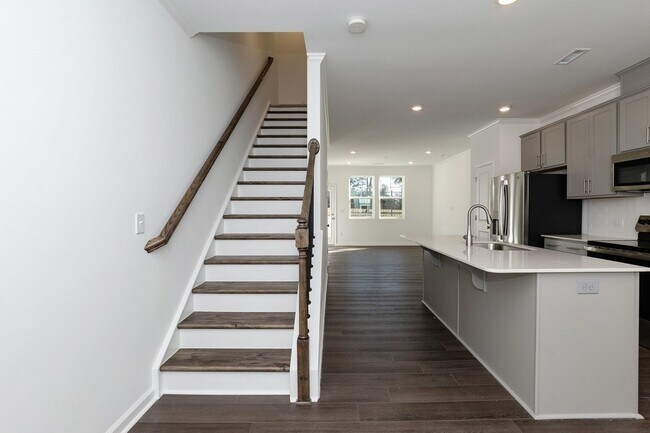 Building Photo - Three Bedroom End Unit Townhome!