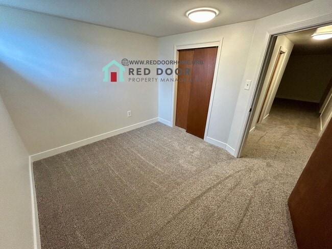Building Photo - Spacious 4-Bedroom Apartment – Recently Re...