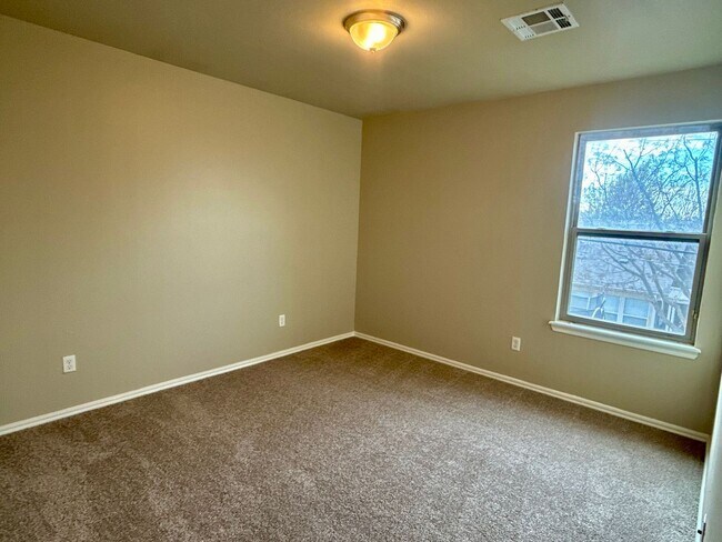 Building Photo - Spacious 4 Bed 2.5 Bath Home! New Flooring and Paint!