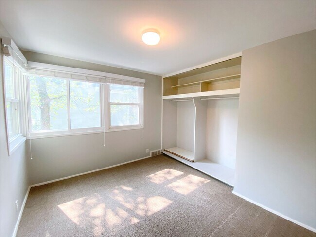 Building Photo - Woodland Duplex (3019/3021)