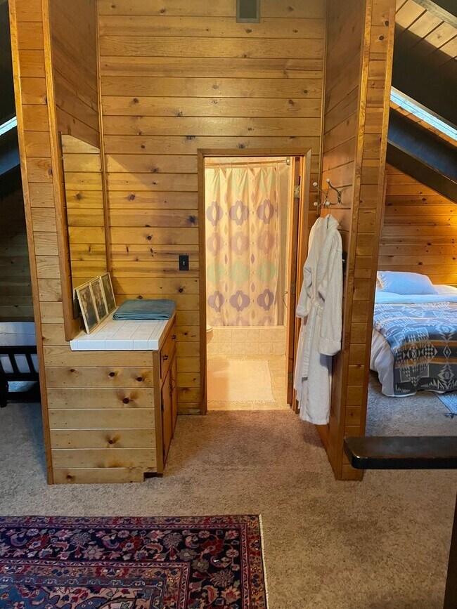 Building Photo - Great Views Large Loft