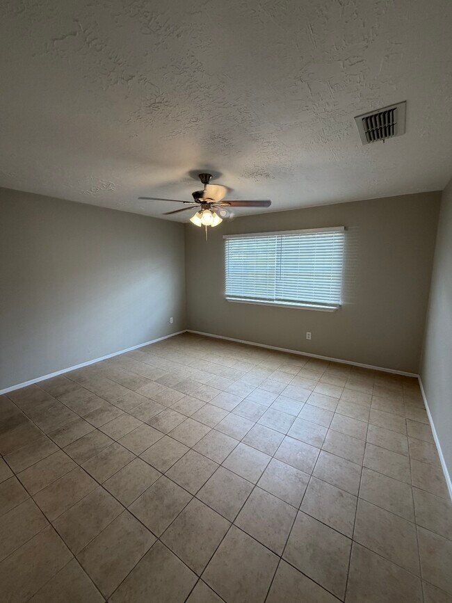 Building Photo - 6423 S Briar Bayou Dr