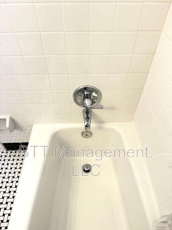 Building Photo - 8800 Plymouth St