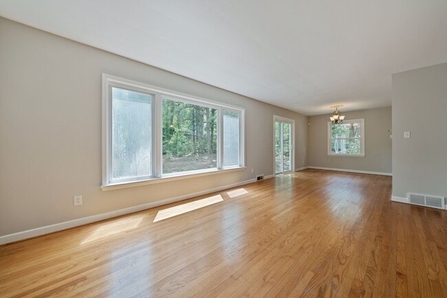 Building Photo - Spacious 4 Bedroom & 3.5 Bath Home in Duke Forest!
