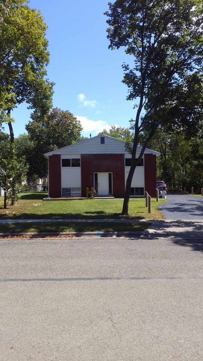 Building Photo - 562 Stoddard Ave