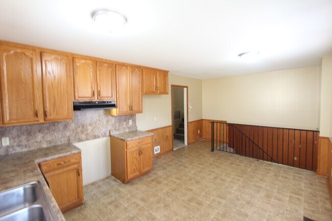 Building Photo - 3 Bedroom 2 Full Bath + Large Den - Pictur...