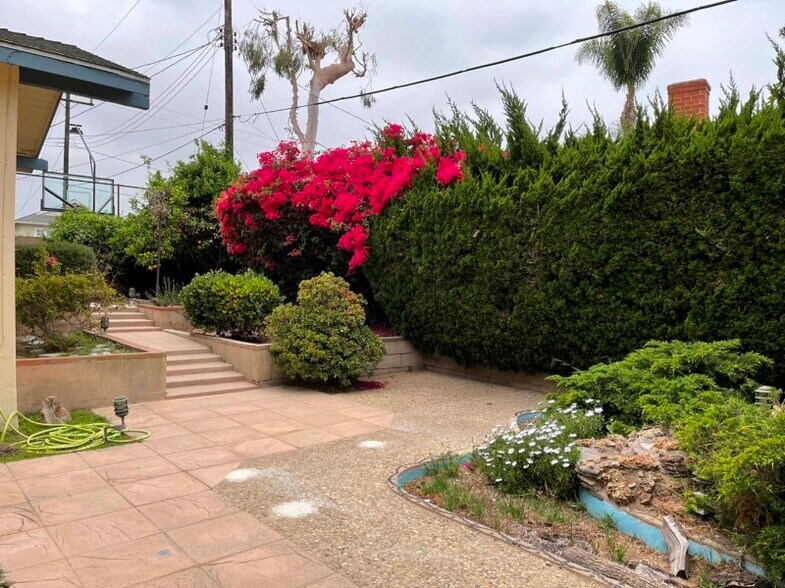 Building Photo - 22913 Juniper Ave