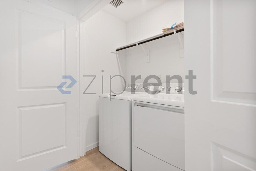 Building Photo - Unit