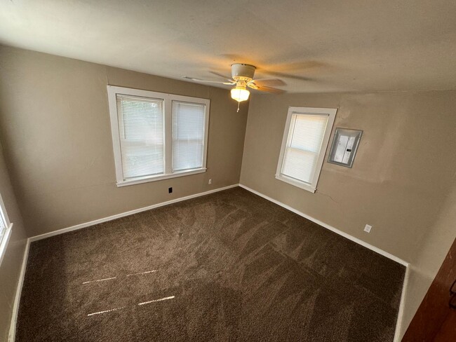 Building Photo - $875 - 3 bedroom/ 1.5 bathroom - Single Fa...