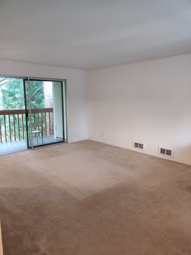 Building Photo - Great Lake Sammamish condo