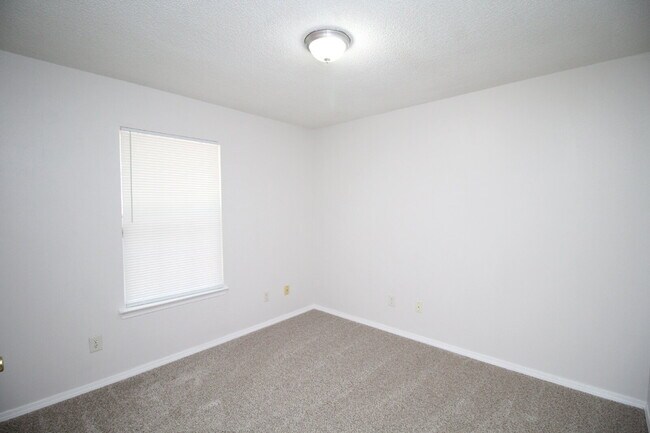Building Photo - 3BR Cottage-Style Home in Milton with LVP Flooring, Partially Fenced Yard & Convenient Location N...