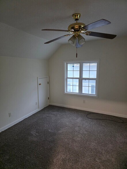 Building Photo - 213 E Carlton St