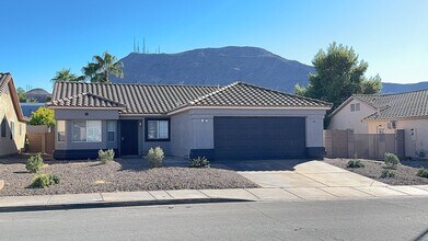 Building Photo - Clean, Spacious Home