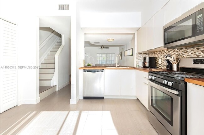 Building Photo - 7818 Dixie Beach Cir