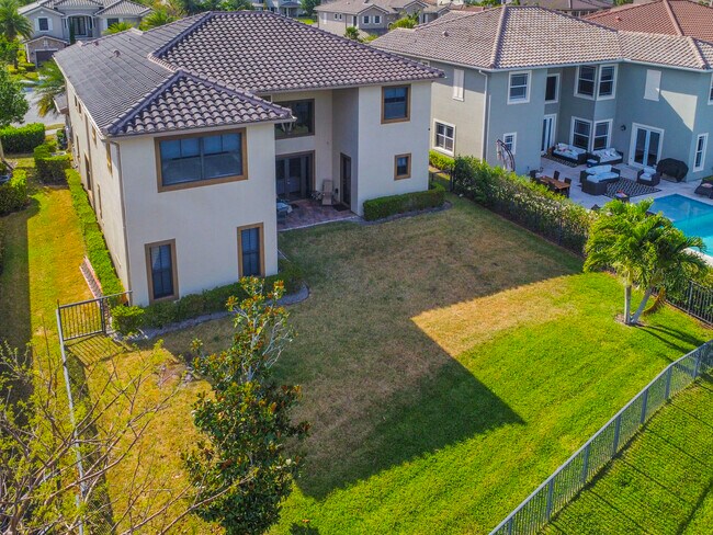 Building Photo - 8950 Lakeview Pl