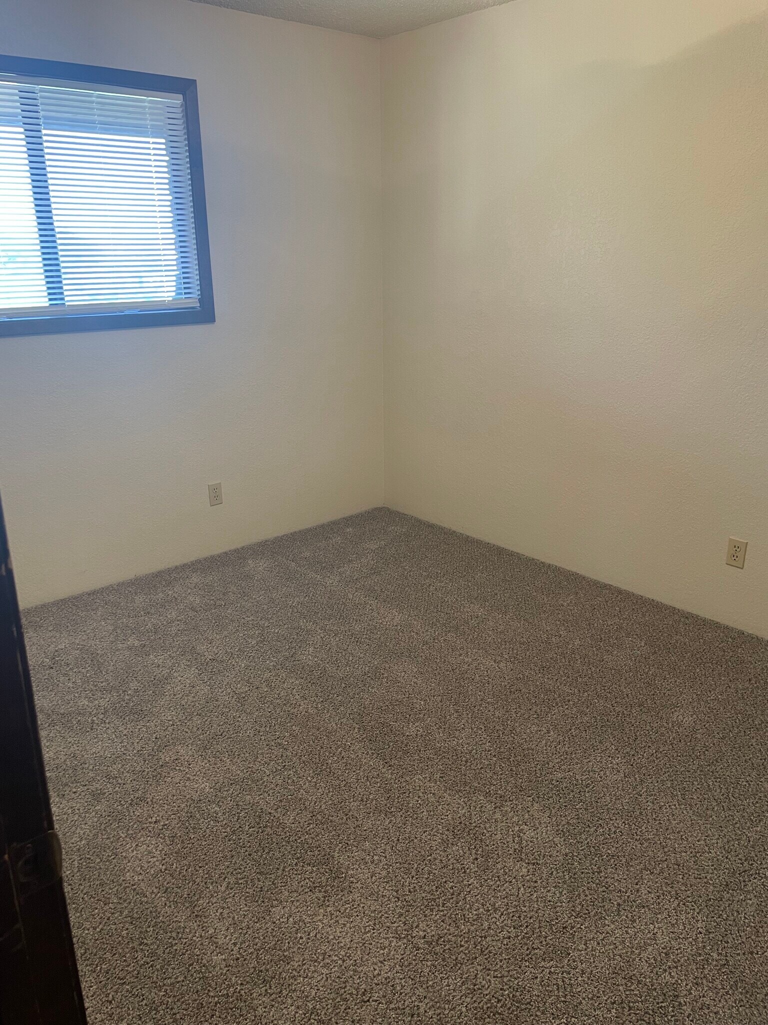 Building Photo - 2495 S Mountain View Dr