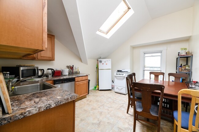 Primary Photo - 10 Trowbridge St