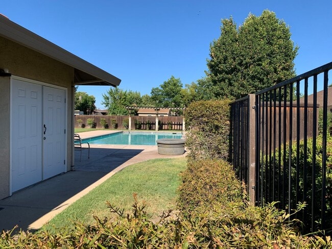 Building Photo - Ready for Move In! Townhome in Brentwood G...