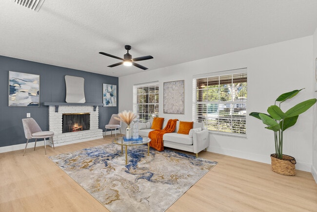 Building Photo - Newly Renovated Pool Home