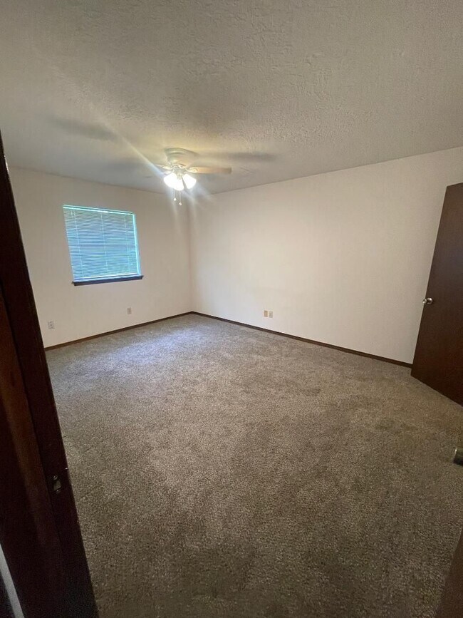 Building Photo - ADORABLE 2 BEDROOM 1 BATHROOM DUPLEX