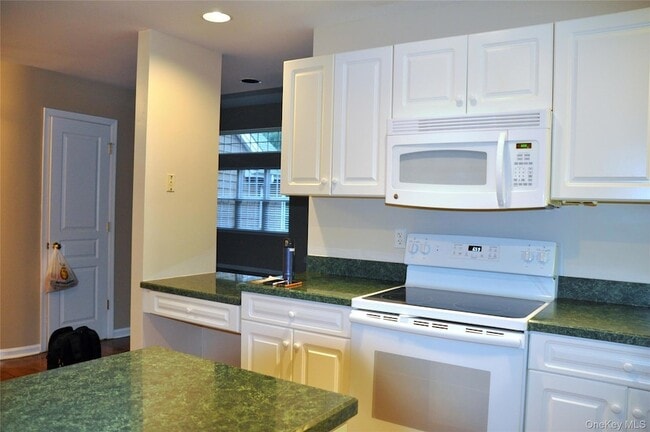 Building Photo - 23 Deertree Ln