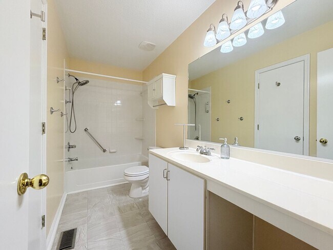 Building Photo - Bright 2 bed end unit Williamsburg