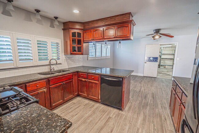 Building Photo - Single Story Pool House for Rent in Canyon Country!