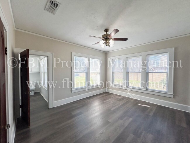 Building Photo - 211 W. Jefferson St - Beautiful 3 Bedroom,...