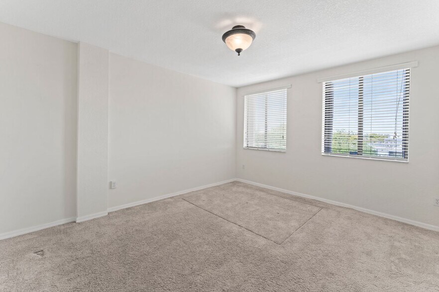 Building Photo - 9340 Fontainebleau Blvd