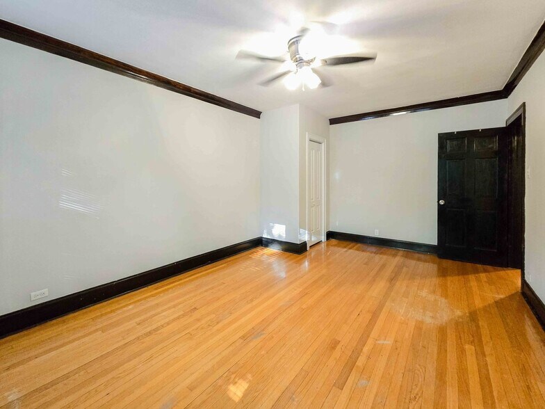 Building Photo - 5057 N Wolcott Ave