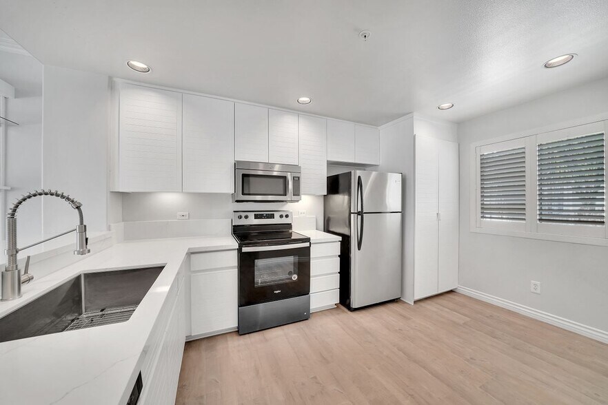 Building Photo - 2233 Martin, 405
