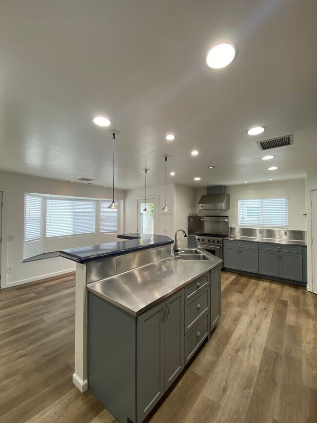 Building Photo - Long Beach: 4 bedroom 3 bath with Spacious...