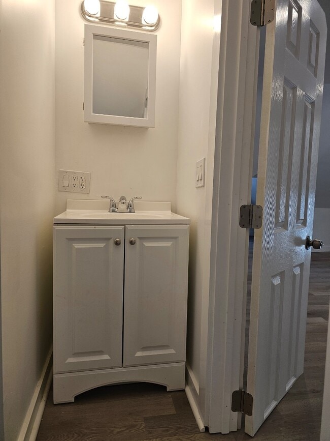 Building Photo - 210 Baldwin St