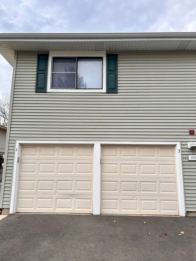 Building Photo - 2S717 Winchester Cir N