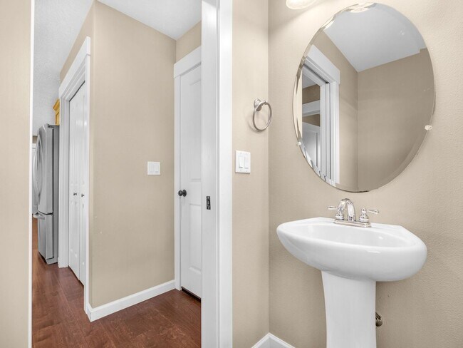 Building Photo - 330 SW Kalmia Ave