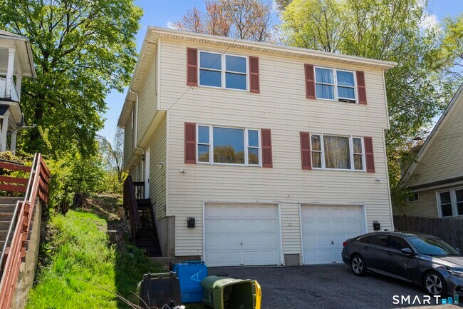 Building Photo - 100 Meriden Rd