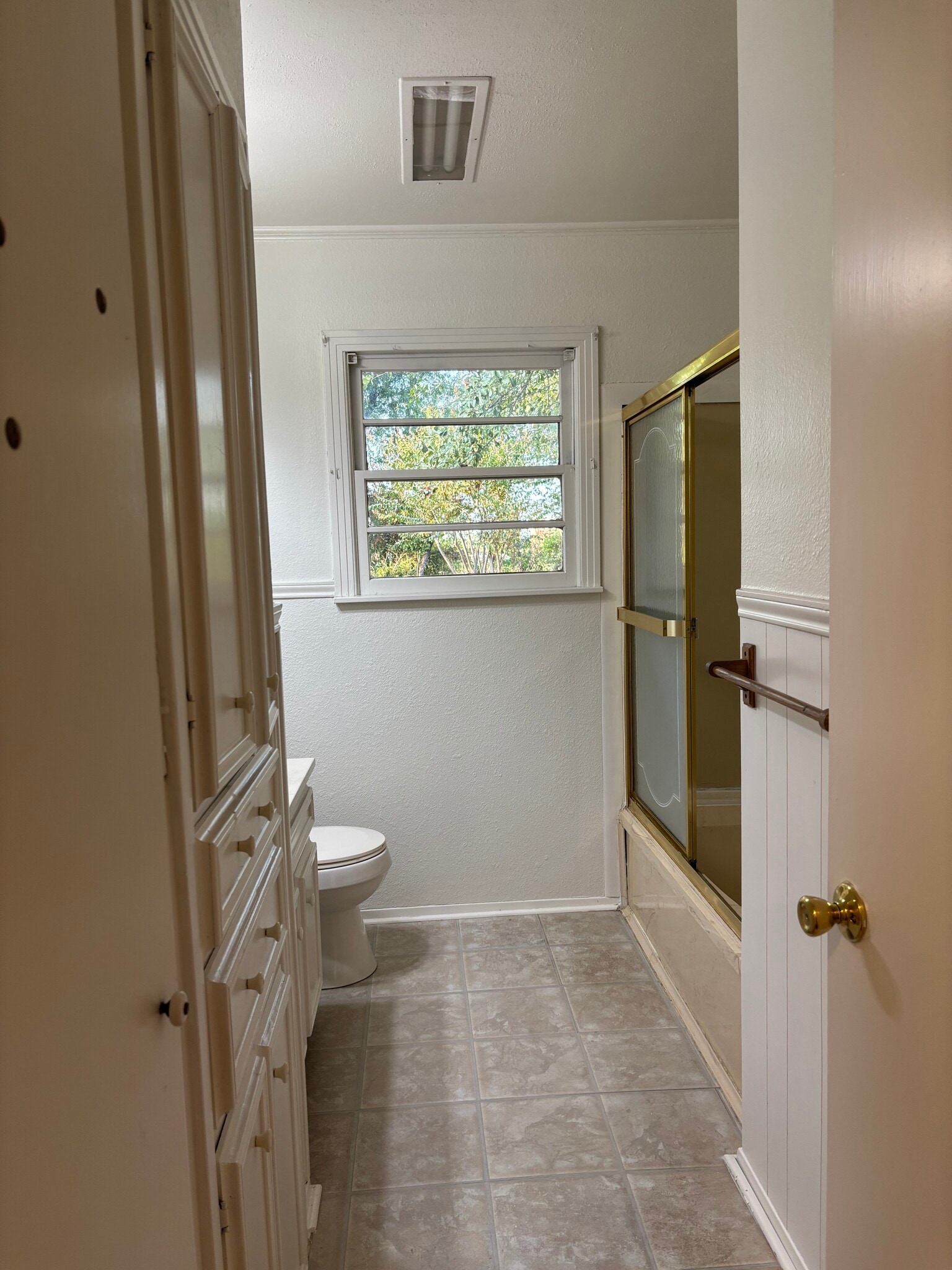 Main Bathroom - 1300 E Hankerson St