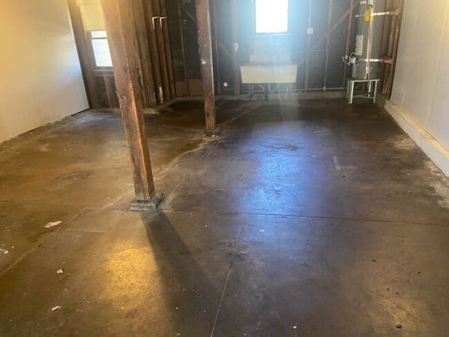 Building Photo - Lovely Exclesior Home with 2 Car Garage Pa...