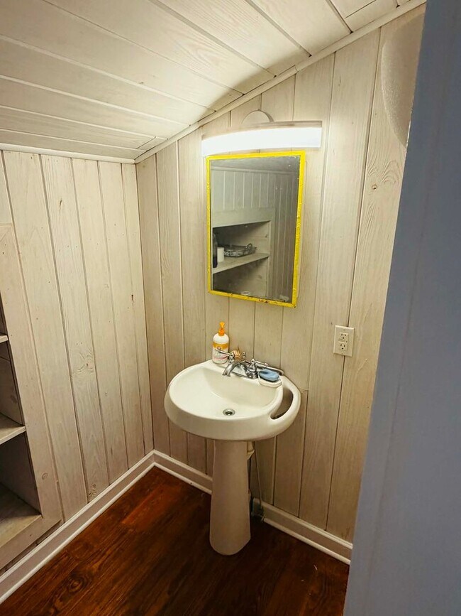 Building Photo - Stunning Renovated 3bedroom 2.5 bathroom Cottage