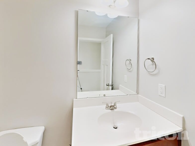 Building Photo - 877 Juno Dr